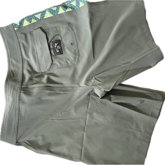 Billabong board shorts - new - Picture 2 of 7